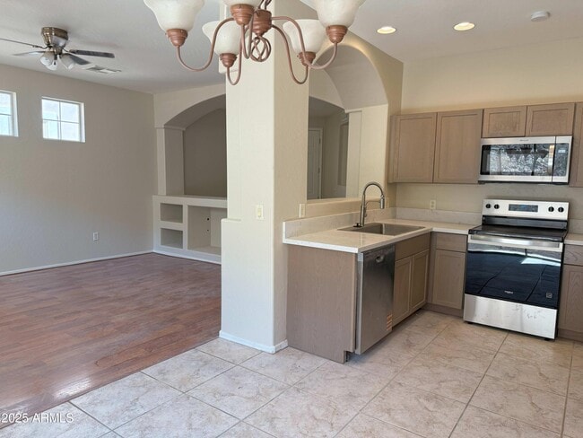 Building Photo - 137 W Mountain Sage Dr