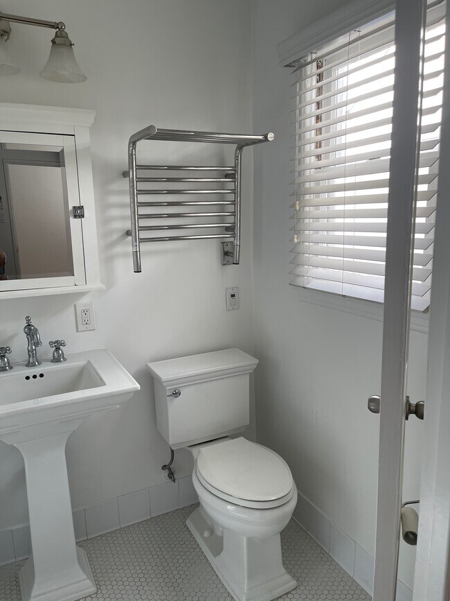 Building Photo - 2326 Oak St