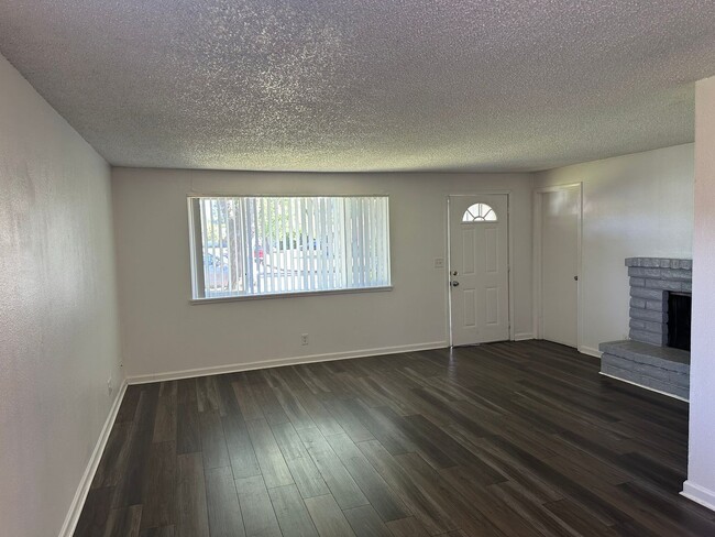 Building Photo - 2 bedroom 1 bath duplex with a garage!