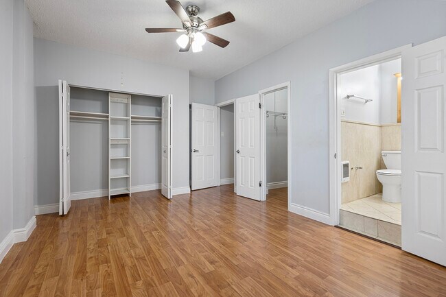 Building Photo - 4520 N Clarendon Ave