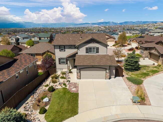 Building Photo - Evolve Real Estate: Meticulous and Luxurious 4 Bedroom + Office + Finished Basement on A Double C...