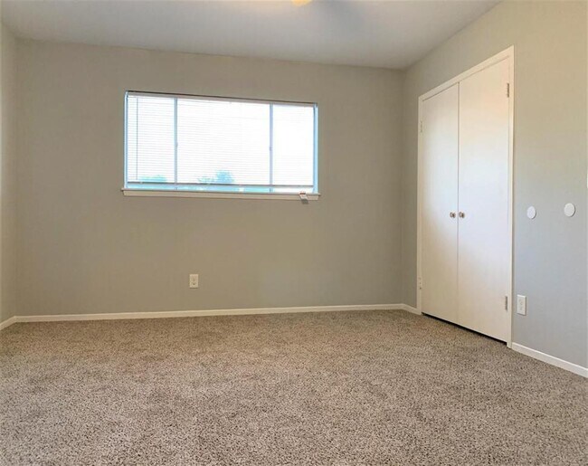 Building Photo - 10004 Westview Dr