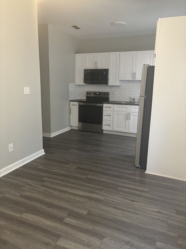 Building Photo - Cozy 3 Bedroom, 1 Bath (Plus Bonus room) Home - Across the Street from the Set at FAMU!