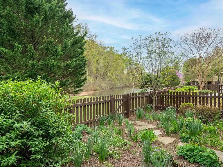 Building Photo - 1303 Branchlands Dr