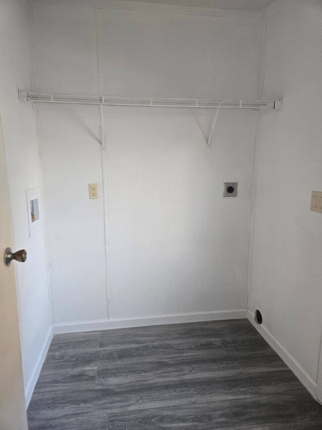 Building Photo - 1421 Cody Rd N