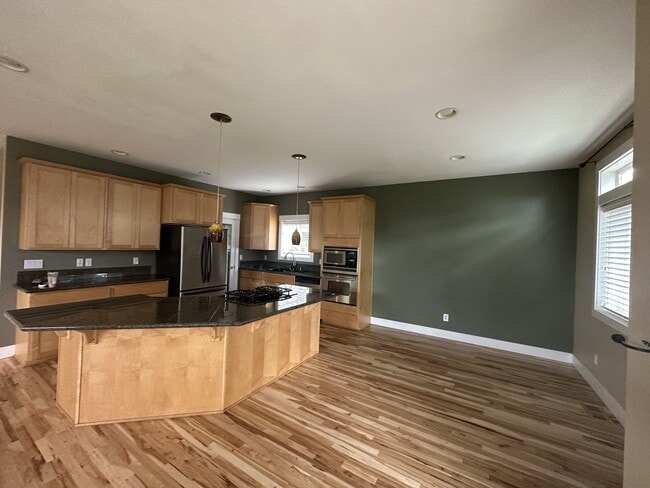 Building Photo - 3104 Sunset Dr W