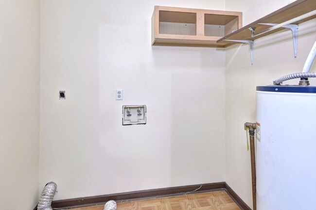 Building Photo - Lovely 2-Bedroom, 1.5-Bath End Unit Townho...
