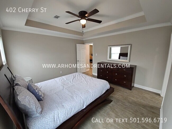 Building Photo - 402 Cherry St | $1495 | 3 beds, 2 full baths
