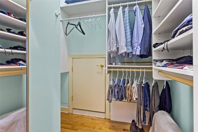 Building Photo - 6445 Renwick Cir