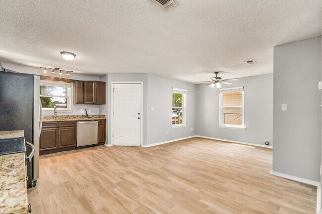 Building Photo - Charming 3-Bedroom Home Near Downtown Pens...