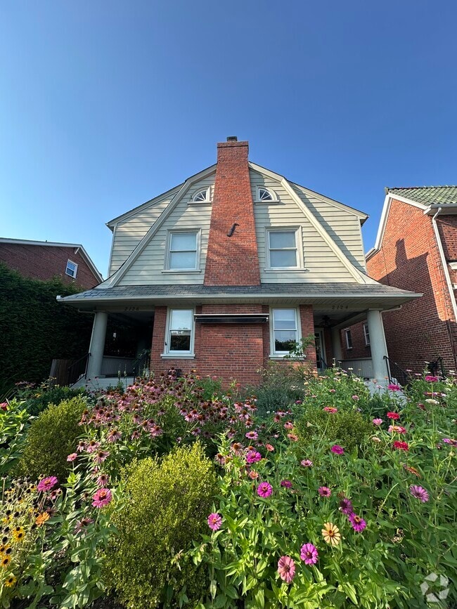 Building Photo - 2124 Lakeview Ave
