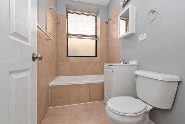 Building Photo - Two Bedroom in South Shore