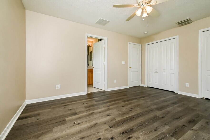 Building Photo - 15215 Searobbin Dr