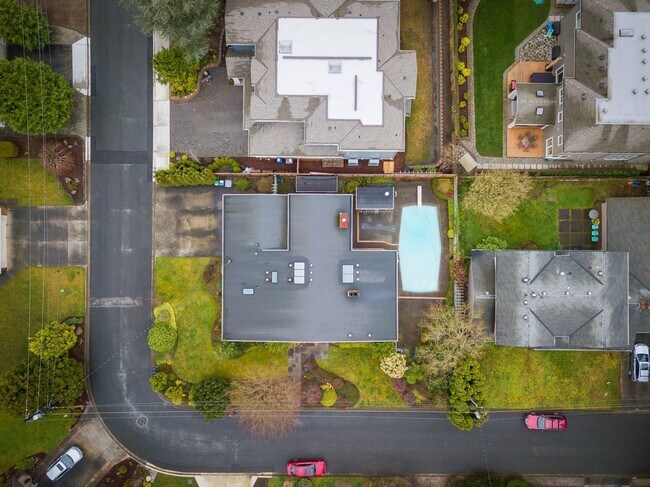 Building Photo - Beautiful West Facing Houghton Home with p...