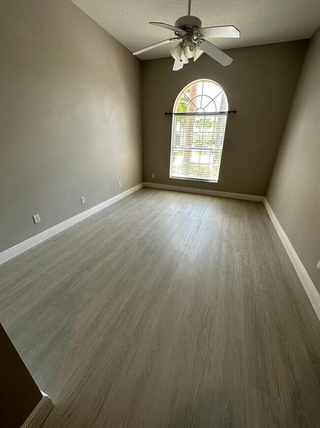 Building Photo - **Beautiful 3/2 home and a prime location!**