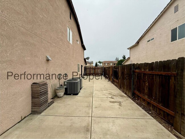 Building Photo - Spacious 5 Bed/3 Bath + Office in SW Bakersfield w/ RBP & $0 Deposit Option