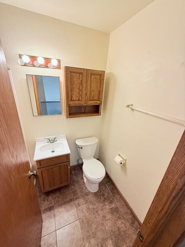 Building Photo - 1156 W Carriage Dr