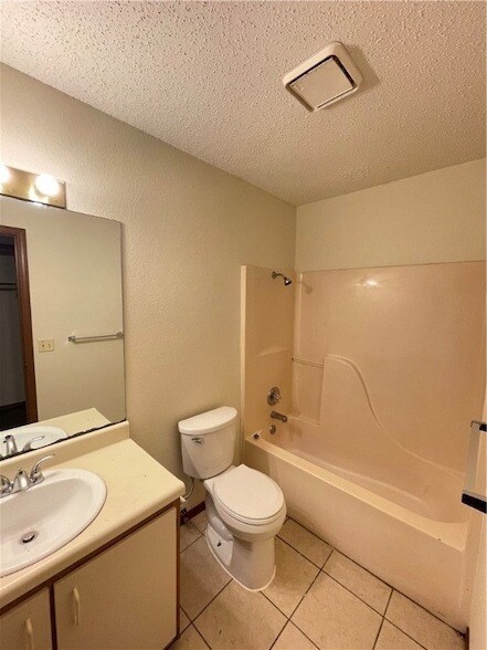 Building Photo - 670 W Martha Dr