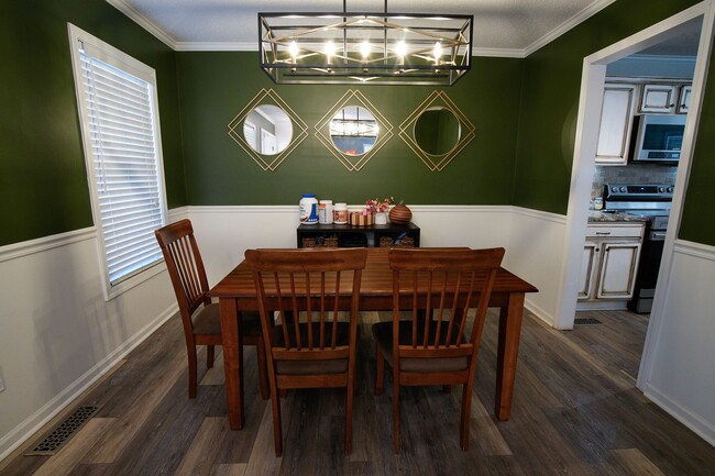 Building Photo - 218 English Walnut Dr