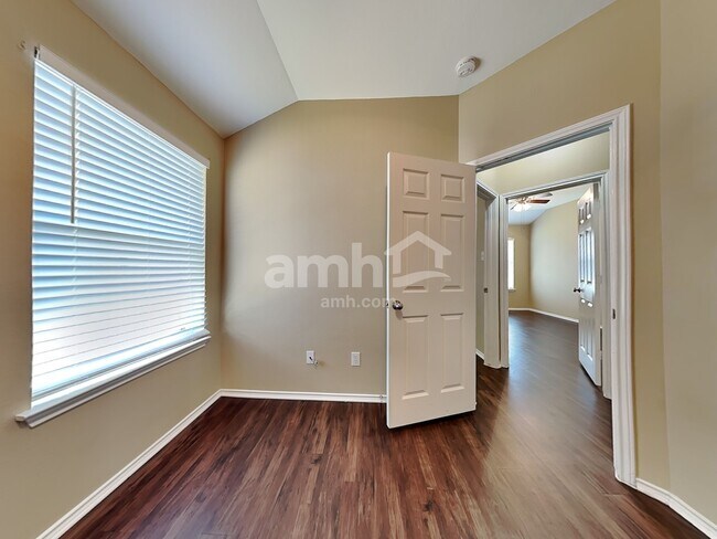 Building Photo - 265 Firwood N