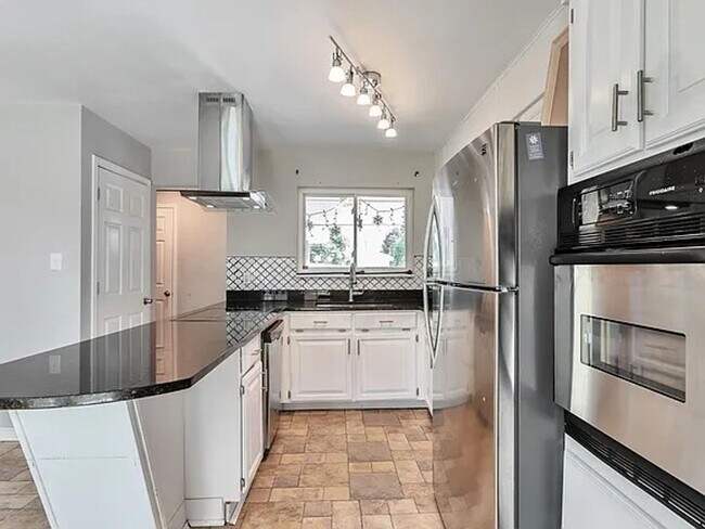 Building Photo - Coming Soon! 5BR/2BA | Newly Renovated Single Family Home | 1-Car Garage Parking | Fenced yard!