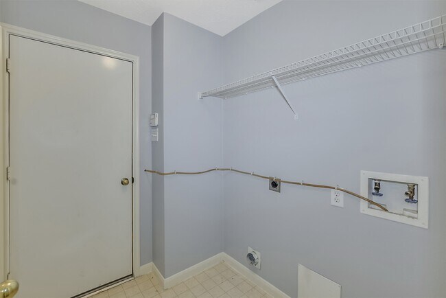 Building Photo - 855 Lake View Dr