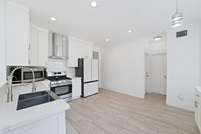 Building Photo - 5214 Bay Pines Dr