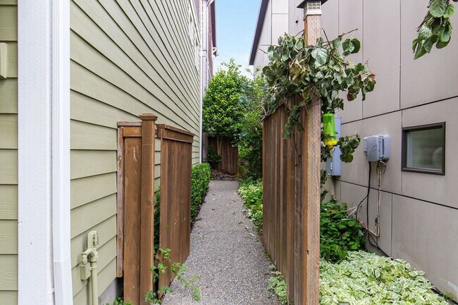 Building Photo - 316 19th Ave