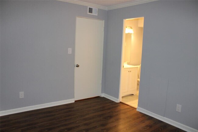 Building Photo - 3271 Sul Ross St