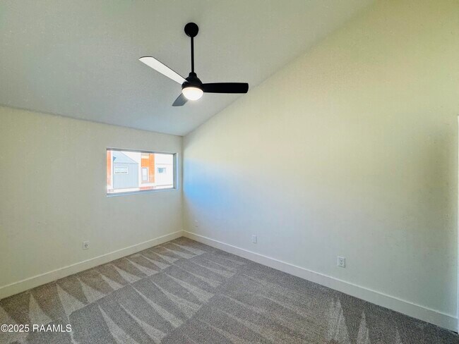 Building Photo - 113 Bayou St