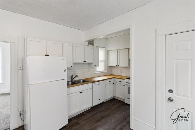 Building Photo - $1495 - 4 Bedroom/2 Bath Home in Islandview