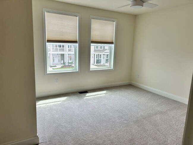 Building Photo - Large Townhome in Governors - East of Rout...