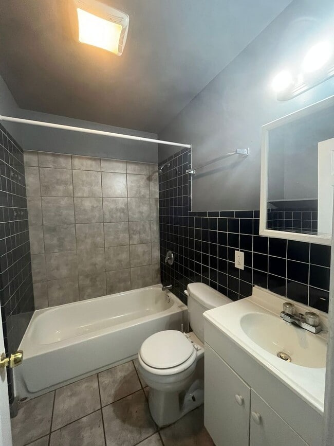 Building Photo - Spacious & Smart Layout! 3-bedroom, 1-bath...