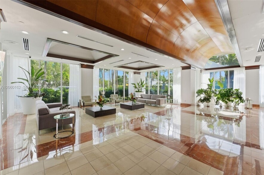 Building Photo - 16400 Collins Ave