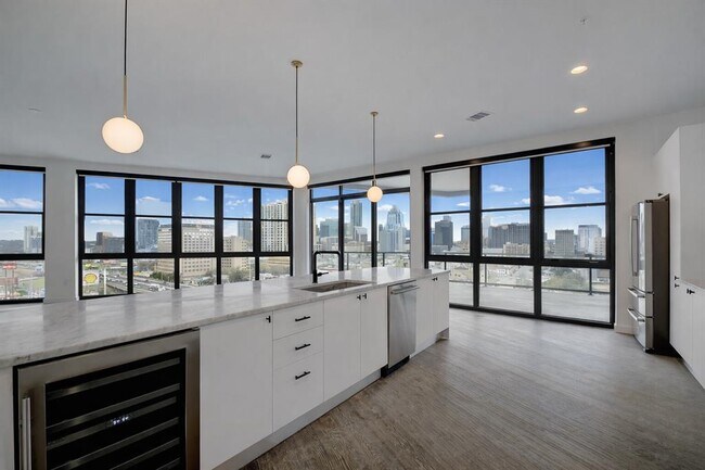 Building Photo - 800 Embassy Dr