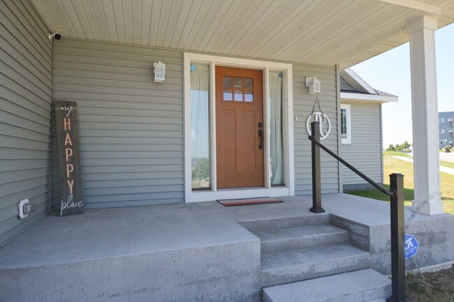 Building Photo - Beautiful, Modern, Updated, 4 Bed 3 Bath A...
