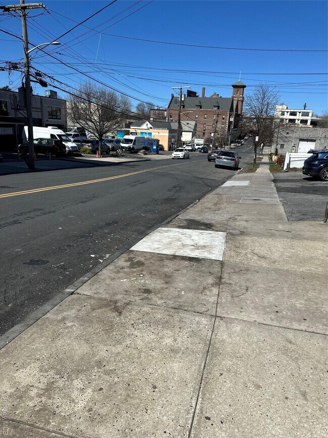 Building Photo - 675 Main St