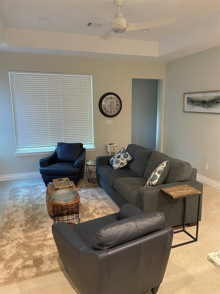 Building Photo - 11931 Lakeview Manor Dr