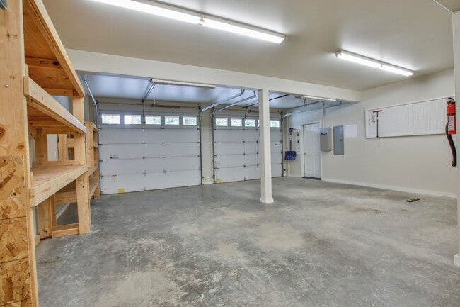 Building Photo - Gorgeous Home on 2.5 Acres and Pet Friendly!