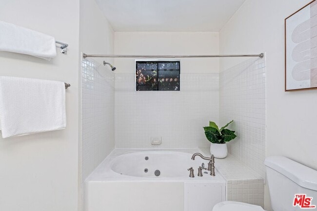 Building Photo - 102 N Sweetzer Ave