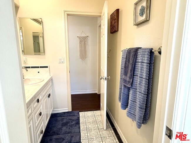 Building Photo - 5 Marisol