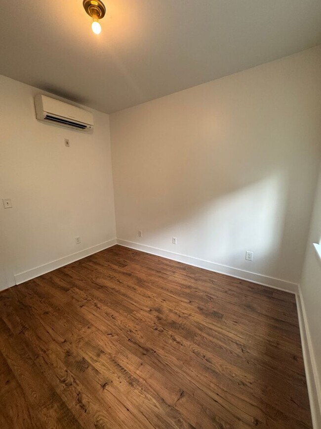 Building Photo - Beautiful 2 bed /1 bath condo in desirable Germantown - walking distance to coffee shops, restaur...