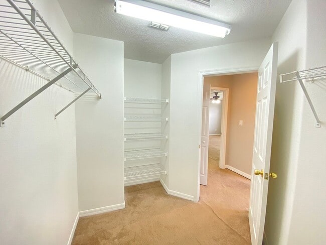 Building Photo - Spacious 4/3 Single Family Home!!