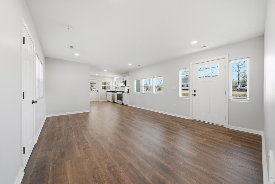 Dining Room - 538 Rowe Dr