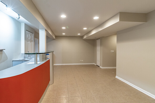 Building Photo - 690 Greenview Ln