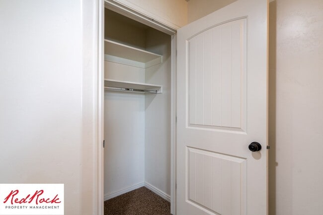 Building Photo - Conveniently located 3 Bedroom Townhome