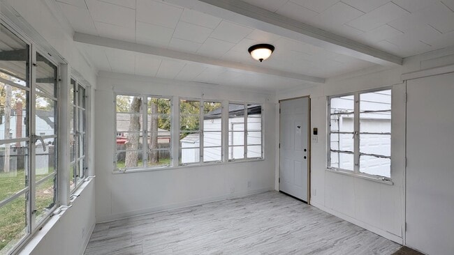 Building Photo - 3 bd 1.5 ba ranch home with screened back ...