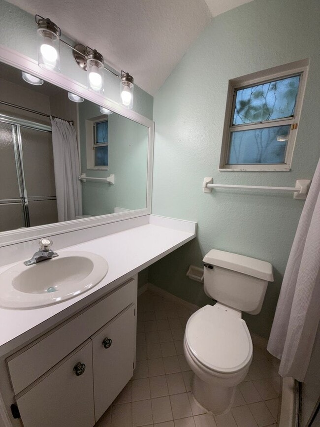 Building Photo - Adorable Two Story 2/2 Townhome in College...