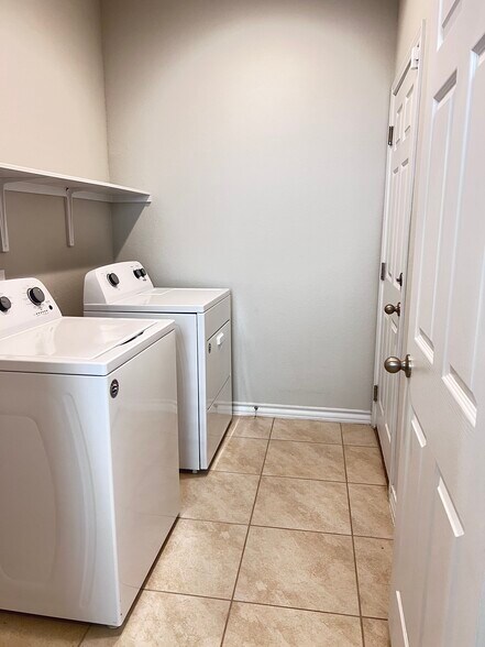 Combo Mud/Laundry room - 12112 Coyote Call Way