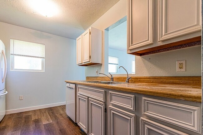 Building Photo - 314 Normagene St